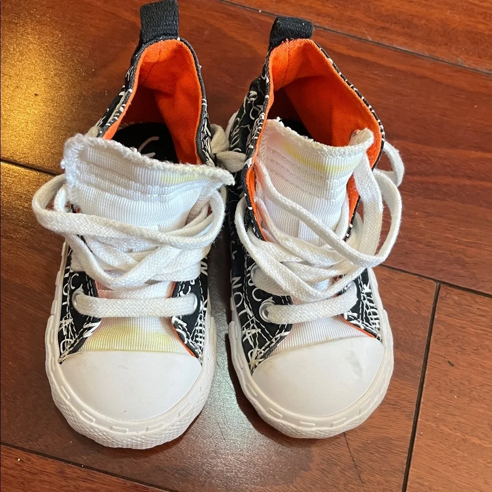 Converse Black and White Sneakers Size 6 Preloved